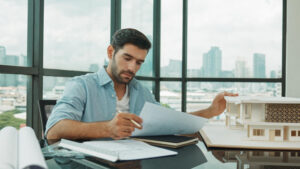 Profesional revisando la actualización de un avalúo de inmueble en Costa Rica