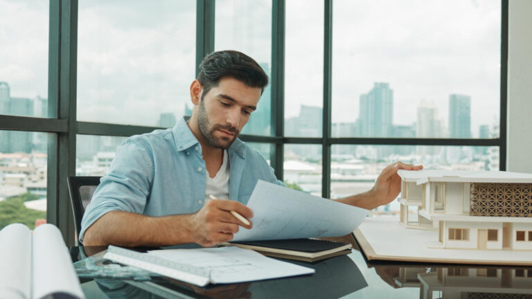 Profesional revisando la actualización de un avalúo de inmueble en Costa Rica